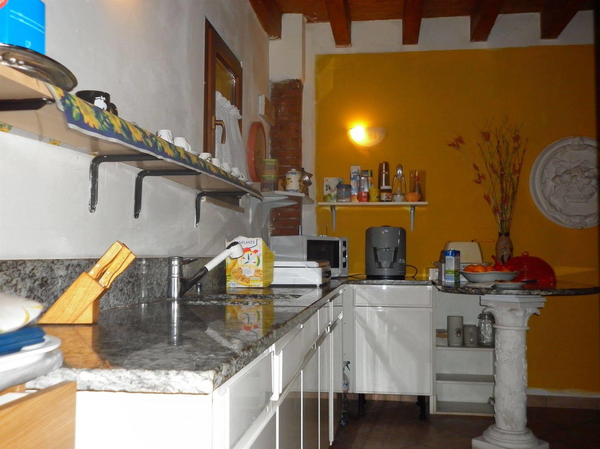 Bed and Breakfast La Cascina Di Alice Кастильоне-делле-Стивьере Экстерьер фото